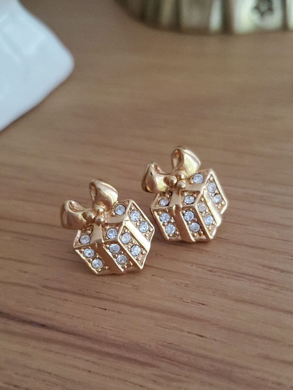 Vintage 90s Avon Gold Crystal Gift Box Stud Earrings - Women Jewelry